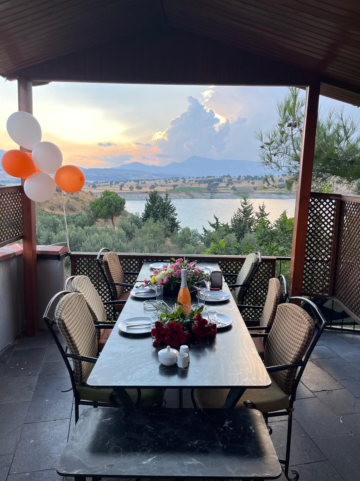 Manzaralı masa düzeni